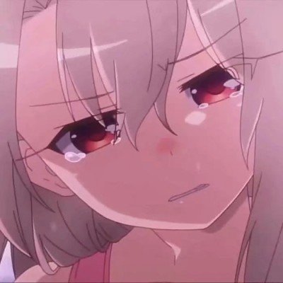 女子将带有火星的垃圾倒入垃圾桶